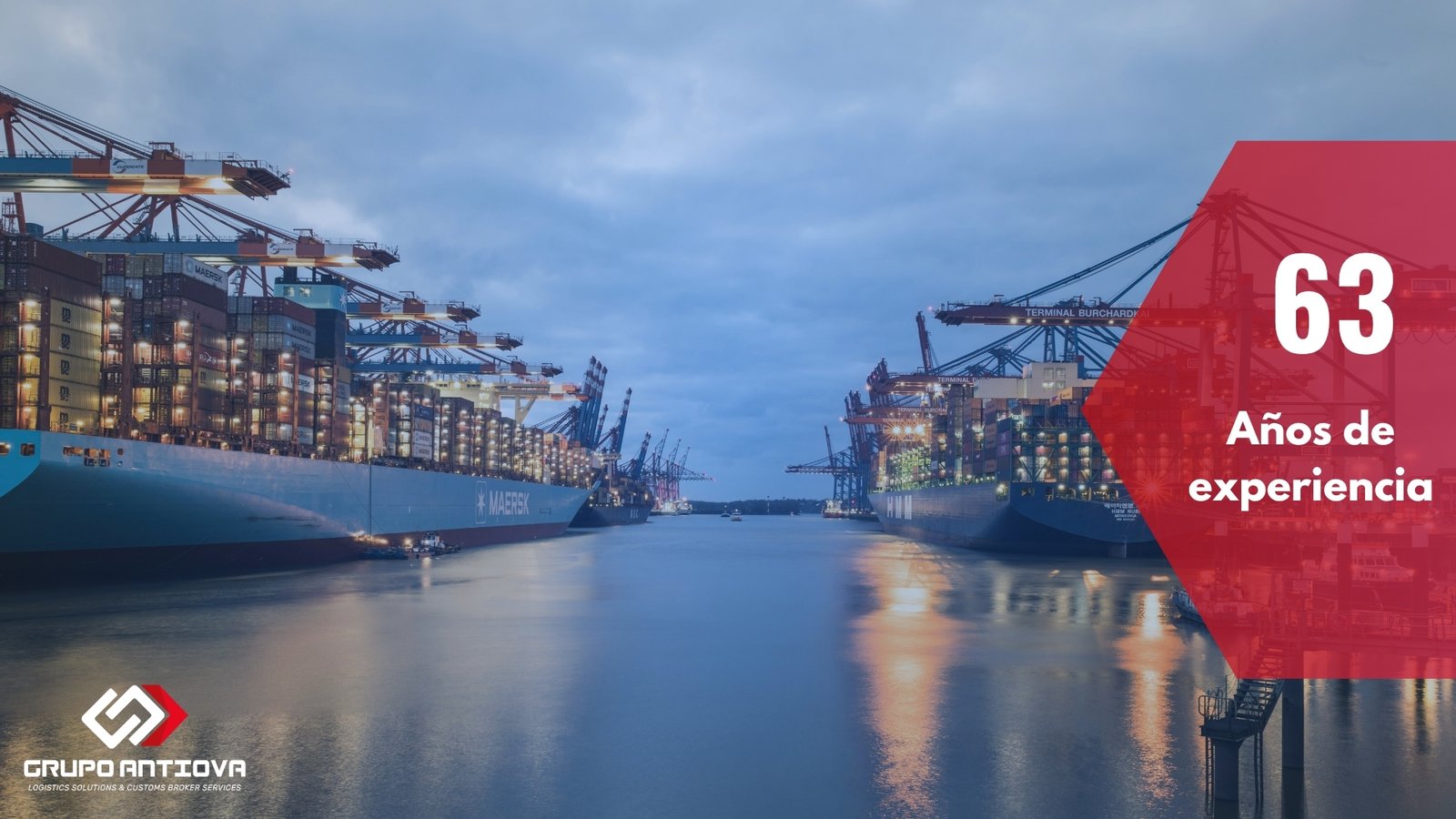 Puerto comercial con buques de carga internacional